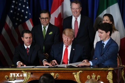 Tổng thống Mexico Enrique Pena Nieto, Tổng thống Mỹ Donald Trump và Thủ tướng Canada Justin Trudeau tại lễ ký Hiệp định USMCA ở thủ đô Buenos Aires (Argentina) ngày 30/11/2018. (Ảnh: AFP/TTXVN)