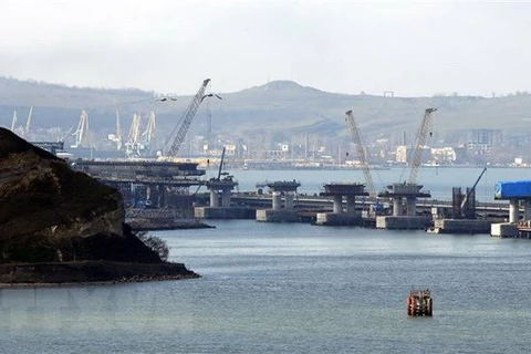 Toàn cảnh một công trình xây dựng cầu đường sắt và đường bộ Crimea qua Eo biển Kerch. (Nguồn: AFP/TTXVN)