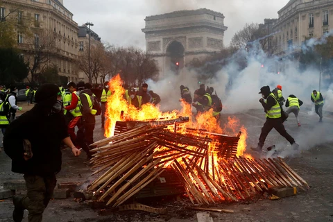 Trung tâm thủ đô Paris của Pháp tiếp tục biến thành chiến trường khói lửa khi người biểu tình "áo vàng" đụng độ với cảnh sát. (Nguồn: AP)