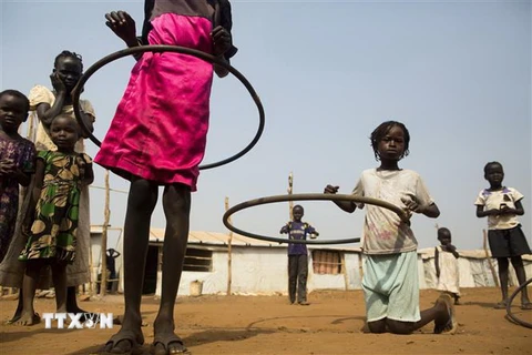 Bé gái chơi đùa tại trại tị nạn ở Juba, Nam Sudan. (Ảnh: AFP/TTXVN)