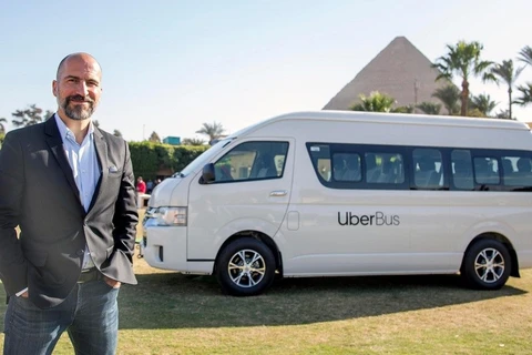 Giám đốc điều hành Uber, Dara Khosrowshahi bên một chiếc Uber Bus. (Nguồn: Menabytes)