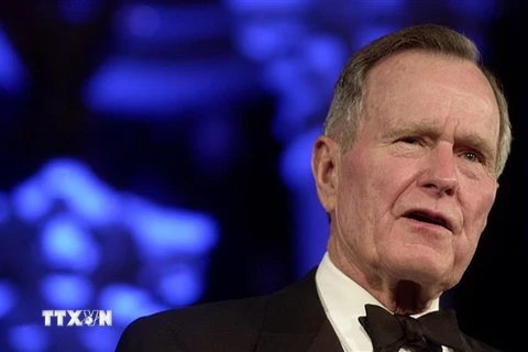 Cựu Tổng thống Mỹ George Herbert Walker Bush phát biểu tại một sự kiện ở Washington, DC, Mỹ, ngày 6/12/2002. (Ảnh: AFP/TTXVN)