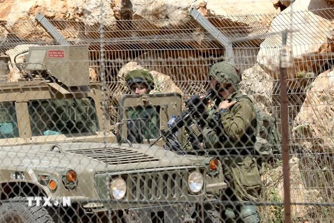 Binh sỹ Israel gác tại khu vực biên giới gần làng Maroun al-Ras, tỉnh Nabatiye, miền nam Liban ngày 8/6/2018. (Ảnh: AFP/TTXVN)