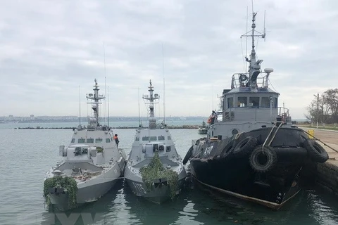 Ba tàu hải quân Ukraine bị lực lượng tuần duyên thuộc Cơ quan An ninh Liên bang Nga (FSB) bắt giữ. (Ảnh: THX/TTXVN)