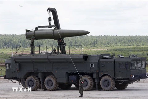 Hệ thống tên lửa đạn đạo Novator 9M729 của Nga được giới thiệu tại Diễn đàn kỹ thuật-quân sự quốc tế ở Kubinka, ngoại ô Moskva ngày 17/6/2015. (Ảnh: Reuters/TTXVN)