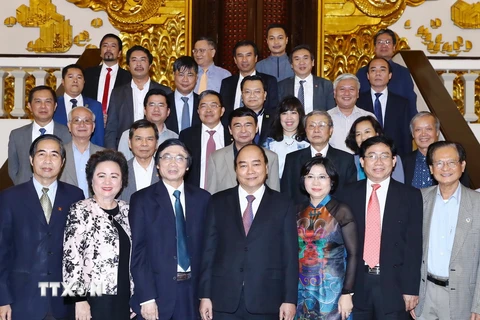 Thủ tướng Nguyễn Xuân Phúc và các đại biểu chụp ảnh chung. (Ảnh: Thống Nhất/TTXVN)