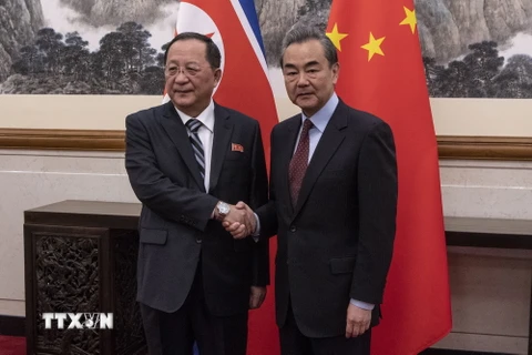 Bộ trưởng Ngoại giao Trung Quốc Vương Nghị (phải) và Bộ trưởng Ngoại giao Triều Tiên Ri Yong-ho tại cuộc hội đàm ở Bắc Kinh ngày 7/12/2018. (Ảnh: AFP/TTXVN)