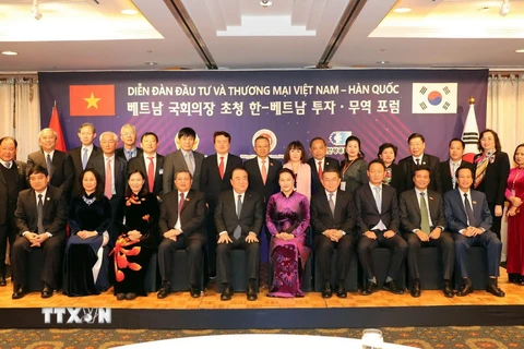 Chủ tịch Quốc hội Nguyễn Thị Kim Ngân và Chủ tịch Quốc hội Hàn Quốc Moon Hee-sang chụp ảnh chung với các đại biểu dự Diễn đàn Đầu tư và Thương mại Việt Nam-Hàn Quốc. (Ảnh: Trọng Đức/TTXVN)