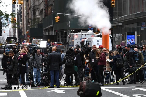 Cảnh sát phong tỏa tòa nhà Time Warner, nơi đặt trụ sở kênh truyền hình CNN ở New York, sau khi phát hiện thiết bị nổ khả nghi, ngày 24/10/2018. (Ảnh: AFP/TTXVN)