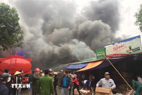 Do trong kho toàn hàng hóa dễ cháy là nhựa, thực phẩm, đồ đạc nên việc chữa cháy gặp rất nhiều khó khăn. (Ảnh: Nguyễn Oanh/TTXVN)