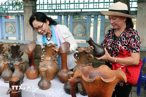 Gốm truyền thống Bàu Trúc của người Chăm ở Ninh Thuận thu hút du khách đến tham quan, mua sắm. (Ảnh: Công Thử/TTXVN)