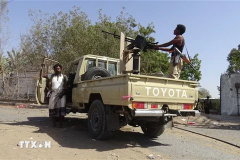 Binh sỹ thuộc các lực lượng ủng hộ Chính phủ Yemen gác tại khu vực Hodeidah ngày 15/11/2018. (Ảnh: THX/TTXVN)