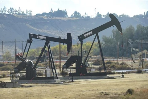 Giàn khoan hoạt động tại giếng dầu của Tập đoàn Chevron ở Bakersfield, California, Mỹ tháng 11/2016. (Ảnh: AFP/TTXVN)