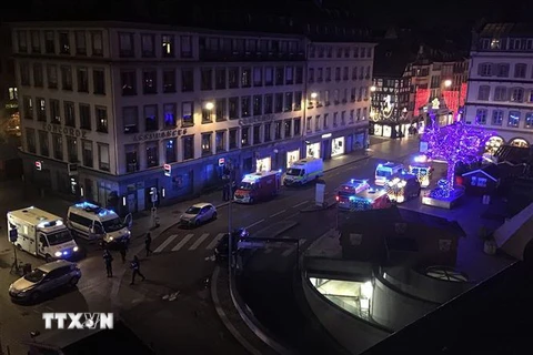  Cảnh sát, lính cứu hỏa và lực lượng phản ứng khẩn cấp được triển khai tại hiện trường vụ nổ súng ở Strasbourg, miền đông Pháp tối 11/12/2018. (Ảnh: AFP/TTXVN)