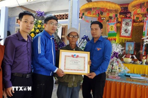 Đại diện Tỉnh Đoàn và Hội Liên hiệp thanh niên tỉnh Quảng Nam trao bằng khen Thanh niên sống đẹp cho người thân anh Trương Văn Được. (Nguồn: TTXVN)