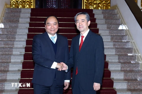 Thủ tướng Nguyễn Xuân Phúc tiếp Đại sứ Trung Quốc Hùng Ba đến chào xã giao nhân dịp nhận nhiệm kỳ công tác tại Việt Nam. (Ảnh: Thống Nhất/TTXVN)