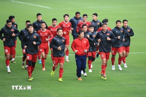 Các cầu thủ đội tuyển Việt Nam khởi động trước buổi tập. (Ảnh: Trọng Đạt/TTXVN)