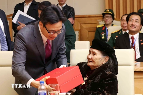 Phó Thủ tướng Vũ Đức Đam tặng quà các Mẹ Việt Nam Anh hùng. (Ảnh: Văn Điệp/TTXVN)