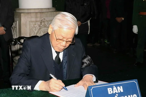 Tổng Bí thư, Chủ tịch nước Nguyễn Phú Trọng ghi sổ tang. (Ảnh: Văn Điệp/TTXVN)