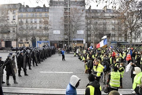 Cảnh sát giữ trật tự trong cuộc biểu tình 'Áo vàng' tại Paris, Pháp ngày 8/12/2018. (Ảnh: THX/TTXVN)