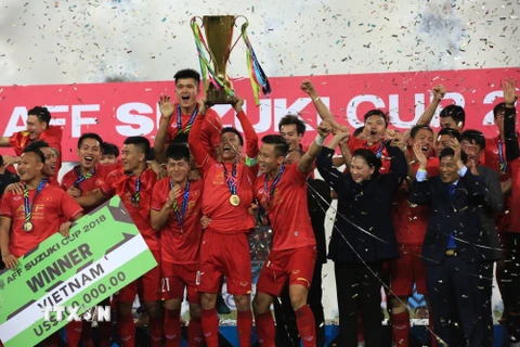 Các tuyển thủ Việt Nam giương cao chiếc cúp vô địch AFF Suzuki Cup 2018. (Ảnh: Trọng Đạt/TTXVN)