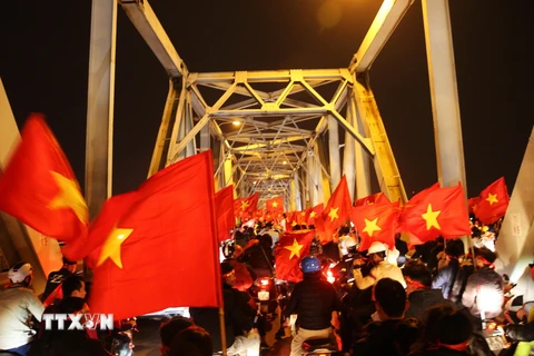 Lượng người dân ăn mừng chiến thắng của đội tuyển Việt Nam quá đông gây tắc nghẽn cầu Chương Dương. (Ảnh: Lâm Khánh/TTXVN)