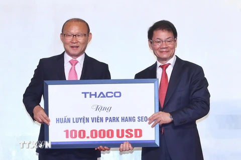 Ông Trần Bá Dương, Chủ tịch Hội đồng quản trị Tập đoàn Thaco tặng 100.000 USD cho huấn luyện viên Park Hang-seo. (Ảnh: Thống Nhất/TTXVN)