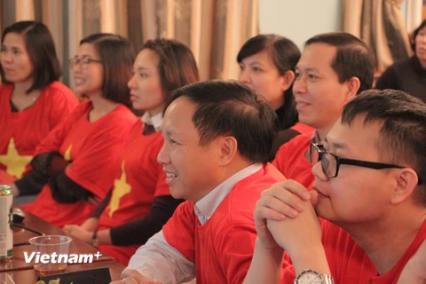 Đại sứ Việt Nam tại Nga Ngô Đức Mạnh chăm chú theo dõi diễn biến trận đấu. (Ảnh: Hồng Quân/Vietnam+)