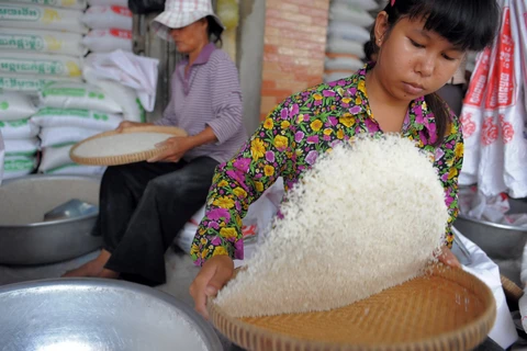 Một cửa hàng bán gạo ở thủ đô Phnom Penh. (Nguồn: AFP/TTXVN)