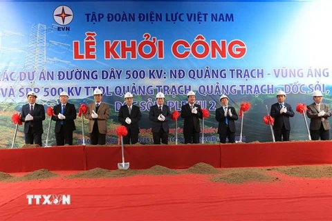 Phó Thủ tướng Chính phủ Trịnh Đình Dũng và các đại biểu phát lệnh khởi công công trình. (Ảnh: Ngọc Hà/TTXVN)