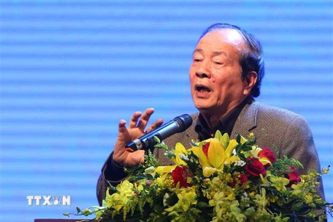 Nhà thơ Hữu Thỉnh, Chủ tịch Hội nhà văn Việt Nam phát biểu tham luận tại hội thảo. (Ảnh: Thanh Tùng/TTXVN)