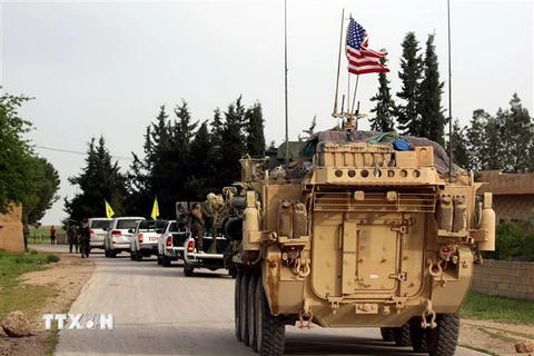Các lực lượng Mỹ di chuyển tới gần làng Darbasiyah, miền Bắc Syria, giáp giới Thổ Nhĩ Kỳ ngày 28/4/2017. (Ảnh: AFP/TTXVN)