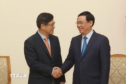 Phó Thủ tướng Vương Đình Huệ với nguyên Tổng Giám đốc Tổ hợp Samsung Việt Nam Shim Wonhwan đến chào nhân dịp kết thúc nhiệm kỳ công tác. (Ảnh: Lâm Khánh/TTXVN)