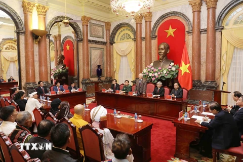 Tổng Bí thư, Chủ tịch nước Nguyễn Phú Trọng nói chuyện với các già làng, trưởng bản, trưởng dòng họ, người có uy tín tiêu biểu. (Ảnh: Phương Hoa/TTXVN)