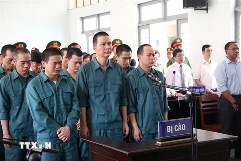 Các bị cáo nghe Hội đồng xét xử tuyên án. (Ảnh: Nguyễn Thanh/TTXVN)