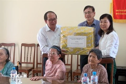  Lãnh đạo tỉnh Phú Yên tặng quà cho các đối tượng chính sách tại Trung tâm nuôi dưỡng người có công. (Ảnh minh họa: Xuân Triệu/TTXVN)