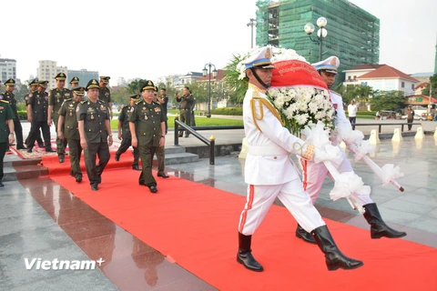 Đoàn đại biểu Quân đội Hoàng gia Campuchia do Đại tướng Chhieng Om, Quốc vụ khanh Bộ Quốc phòng dẫn đầu đến viếng. 