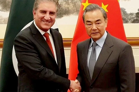 Bộ trưởng Ngoại giao Pakistan Shah Mahmood Qureshi và Bộ trưởng Ngoại giao Trung Quốc Vương Nghị. (Nguồn: Dawn)