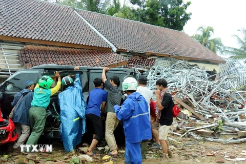 Lực lượng cứu hộ khắc phục hậu quả do sóng thần gây ra tại Carita, Banten, Indonesia. (Ảnh: Đỗ Quyên/TTXVN)