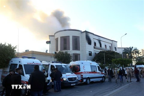 Hiện trường vụ tấn công nhằm vào trụ sở Bộ Ngoại giao Libya ở thủ đô Tripoli ngày 25/12/2018. (Ảnh: THX/TTXVN)