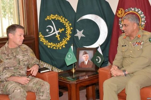 Tư lệnh các lực lượng Mỹ tại Afghanistan, Tướng Austin Scott Miller (trái) đã có cuộc gặp với Tư lệnh Lục quân Pakistan, Tướng Qamar Javed Bajwa. (Nguồn: VOA)