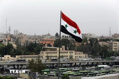 Cờ Syria tại thủ đô Damascus. (Ảnh: AFP/TTXVN)