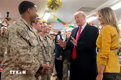 Tổng thống Mỹ Donald Trump (thứ 2, phải) tại căn cứ không quân Al Asad trong chuyến thăm bất ngờ tới Iraq, ngày 26/12/2018. (Ảnh: AFP/TTXVN)