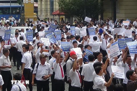 Hàng trăm tài xế taxi Vinasun cầm theo băngrôn, biểu ngữ đến dự phiên tòa hồi tháng 9/2018. (Ảnh: Thành Chung/TTXVN)