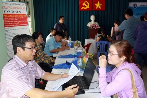 Doanh nghiệp tuyển dụng lao động có tay nghề tại sàn giao dịch việc làm Thành phố Hồ Chí Minh. (Ảnh: Thanh Vũ/TTXVN)