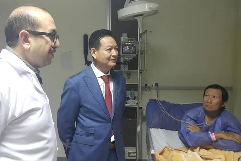 Đại sứ Việt Nam tại Ai Cập Trần Thành Công (giữa) cùng các cán bộ của Đại sứ quán đã tới bệnh viện El-Haram thăm hỏi các nạn nhân và làm việc với các quan chức nước sở tại. (Ảnh: Anh Tuấn-Việt Khoa/Vietnam+)
