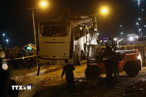 Lực lượng chức năng Ai Cập khắc phục hậu quả vụ nổ bom xe chở du khách ở quận Haram, tỉnh Giza tối 28/12. (Ảnh: THX/TTXVN)