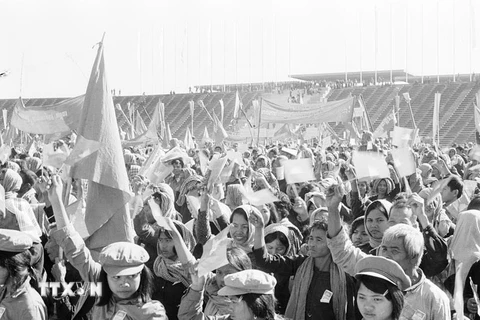 Nhân dân Campuchia trong Lễ mừng chiến thắng 7/1/1979, được tổ chức ngày 25/1/1979 tại sân vận động Olympic ở thủ đô Phnom Penh. (Ảnh: TTXVN)