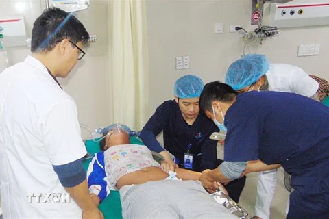 Bệnh nhân T. T.H đang được điều trị tại Bệnh viện Đa khoa Hùng Vương. (Ảnh: Trung Kiên/TTXVN)