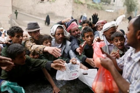 Người dân đến nhận lương thực phân phối ở Yemen. (Nguồn: Reuters)